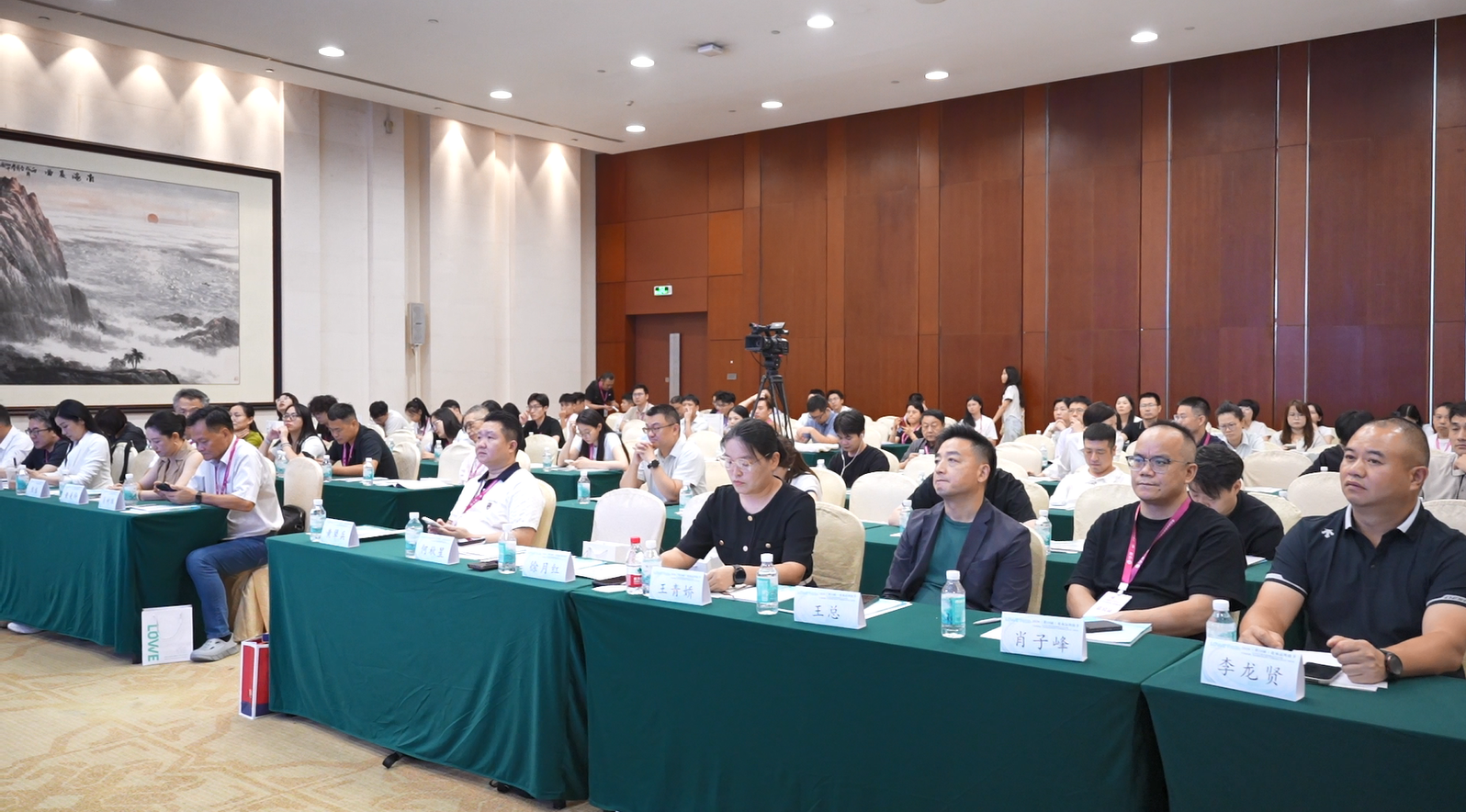 《中国次抛创新趋势白皮书》圆满发布｜破局·立序·跃迁·长红，全维解码次抛品类跃迁增长路径（images 2）